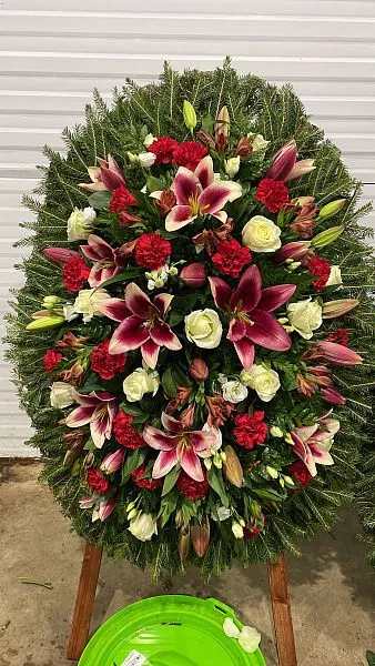 Фото Венки из живых цветов